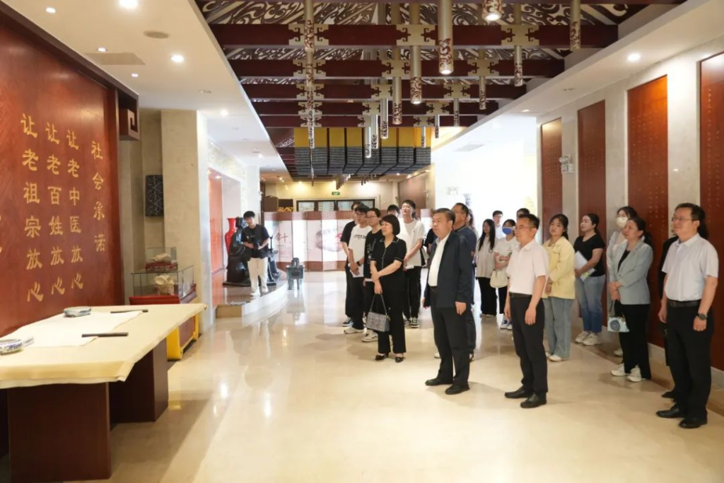 带着毕业生“上门”求职！河南中医药大学校领导访企拓岗促就业